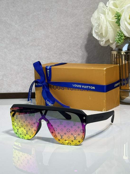 Picture of Louis Vuitton Sunglasses _SKUfw77097970fw